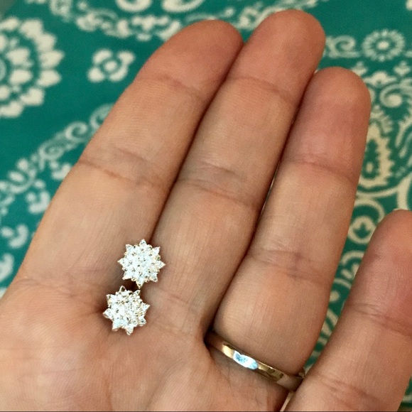 NEW!๐๐LOTUS! SO ADORABLE!๐๐SILVER PLATED STUDS - Picture 6 of 13